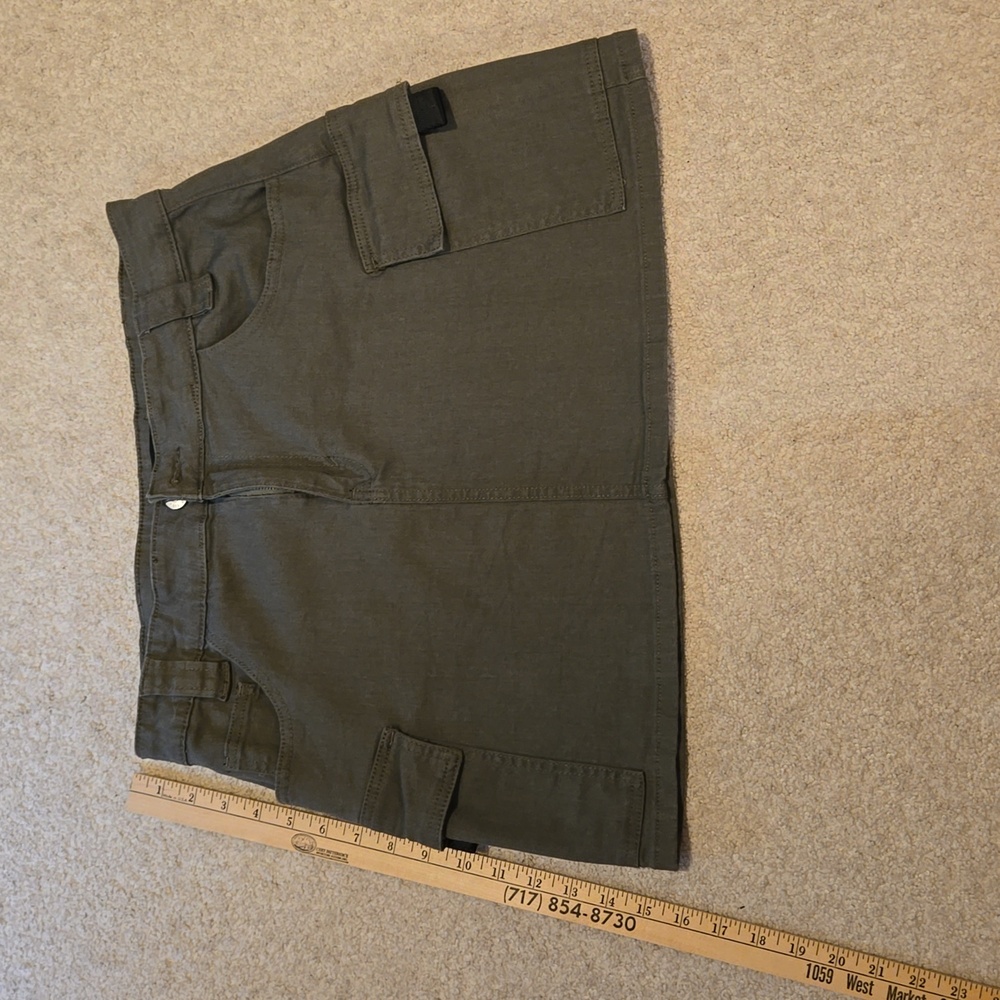 Almost famous women's large army green cargo skirt with pockets
